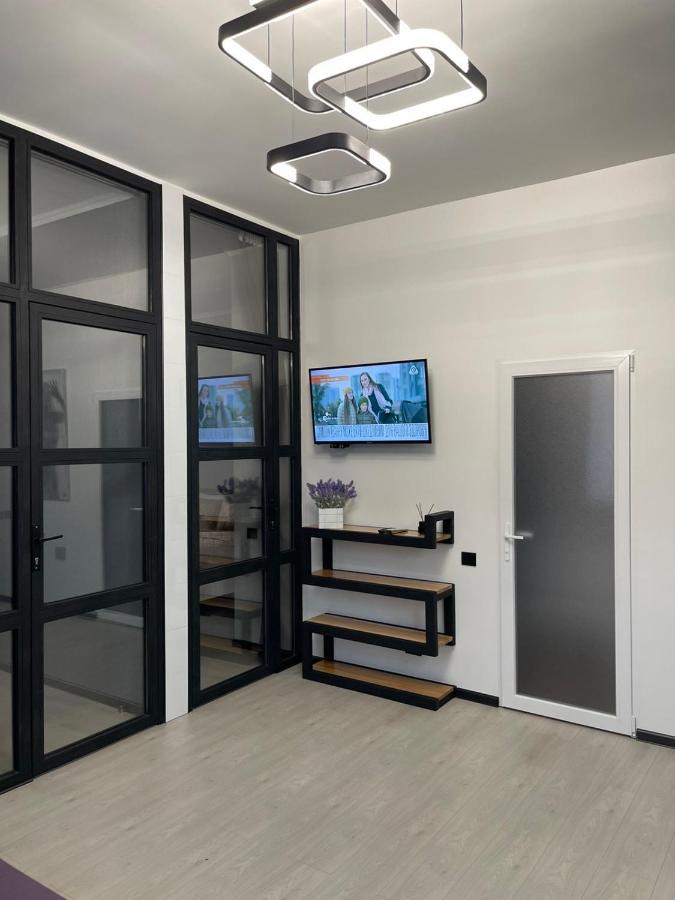 Vel Люкс Appartement Tsjernivsi Buitenkant foto